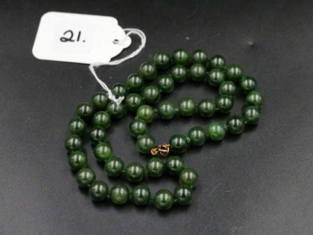 05 - 21.1_Green Jade necklace with 9ct gold clasp_97577