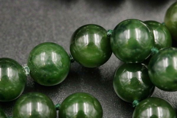 05 - 21.4_Green Jade necklace with 9ct gold clasp_97577