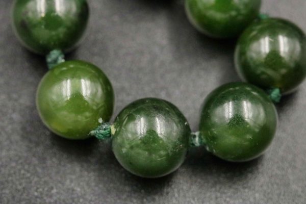 05 - 21.5_Green Jade necklace with 9ct gold clasp_97577