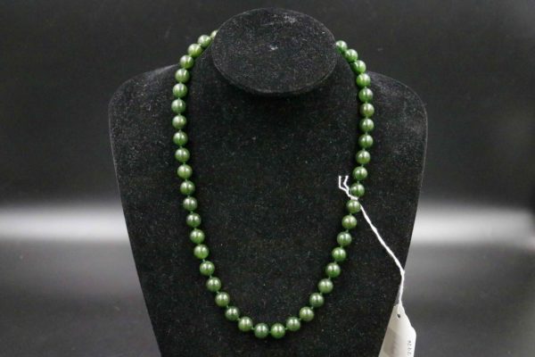 05 - 21.6_Green Jade necklace with 9ct gold clasp_97577
