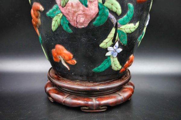 05 - 214.3_Japanese famille noir vase with lid and wooden base_98460