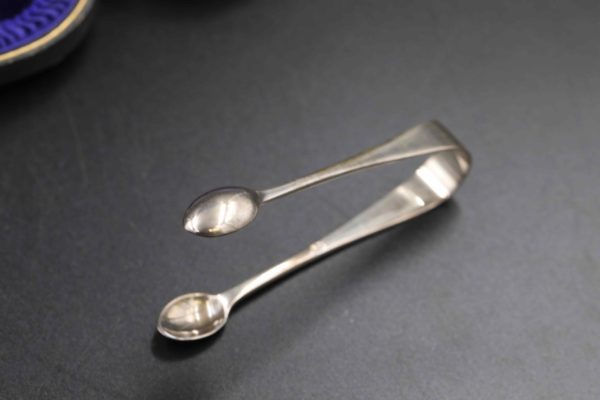 05 - 235.4_Set of Silver spoons sugar nips_98481
