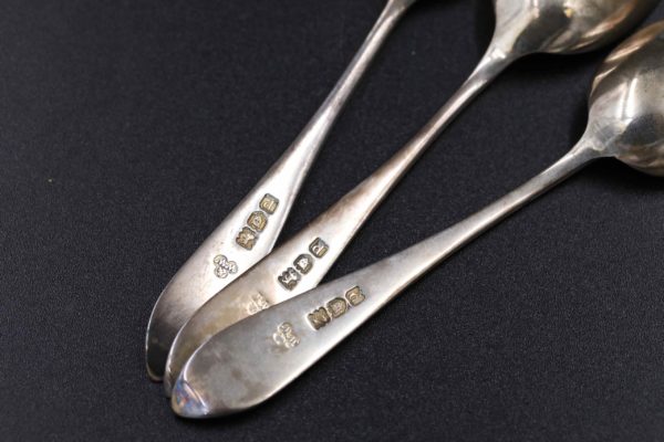 05 - 235.6_Set of Silver spoons sugar nips_98481