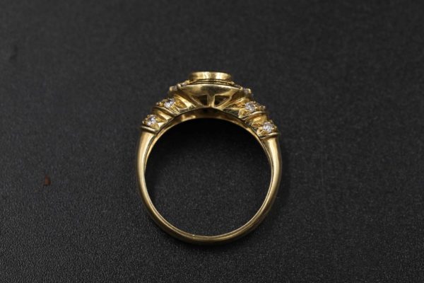05 - 273.3_A late 20th Century oval diamond cluster ring_98772