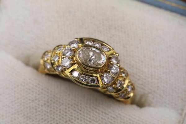 05 - 273.5_A late 20th Century oval diamond cluster ring_98772