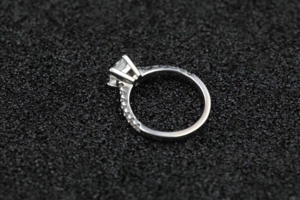 05 - 280.3_A Diamond ring 90 carat_98779