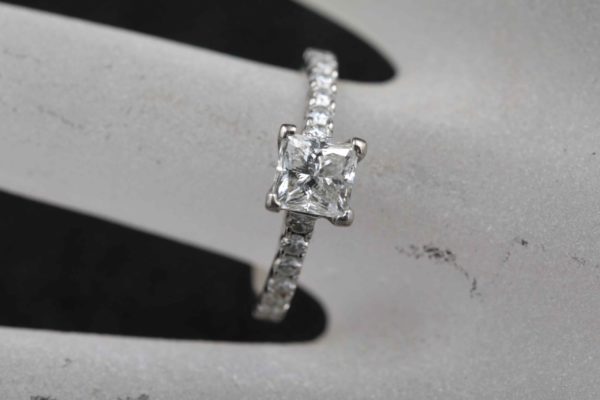 05 - 280.5_A Diamond ring 90 carat_98779