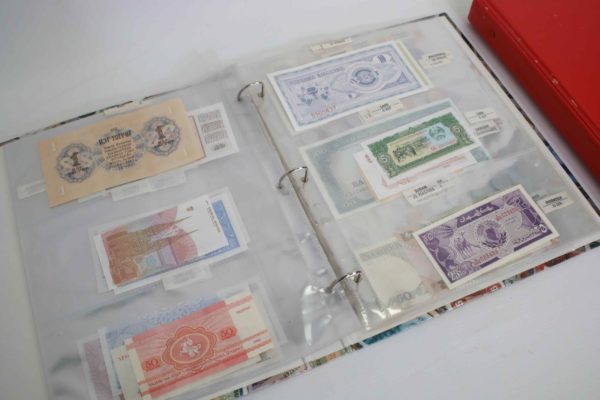 05 - 285.6_2x Albums of various Uncirculated currency Notes_98931