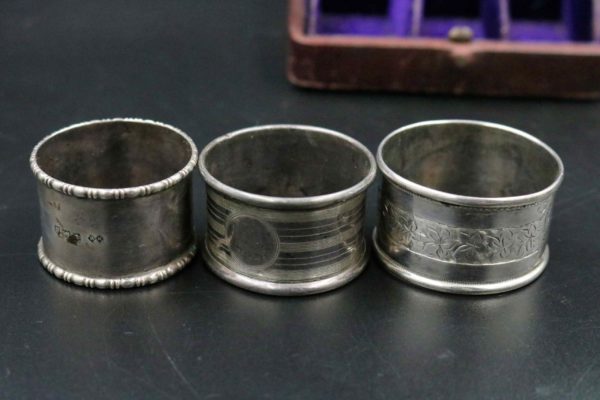 05 - 29.5_A Selection of silver items_97585