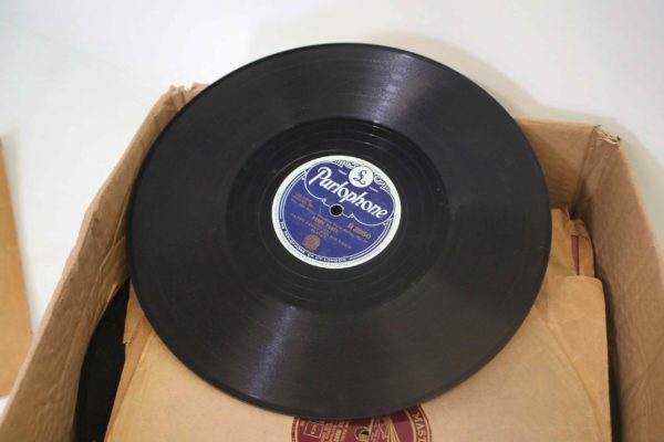 05 - 308.6_Dulcetto HMV Original Gramophone with Records_99012