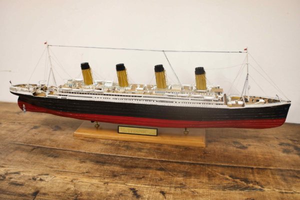 05 - 315.6_Replica of the Titanic in Glass Display_99019