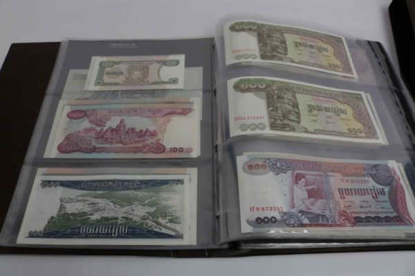 05 - 38.2_Large Amount of Uncirculated World Banknotes_95596
