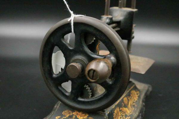 05 - 43.5_Vintage baby sewing machine_97599