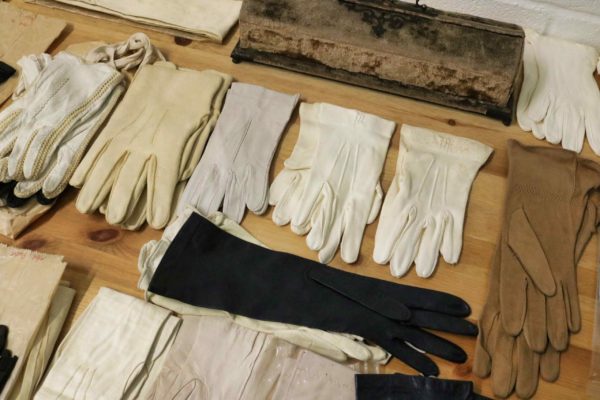 05 - 53.4_29 pairs of ladies vintage gloves_97609