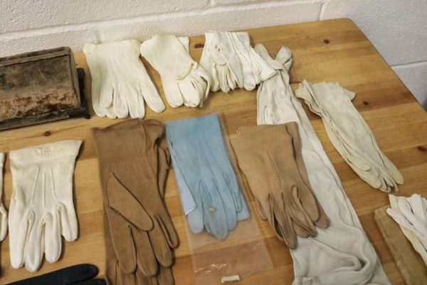 05 - 53.5_29 pairs of ladies vintage gloves_97609