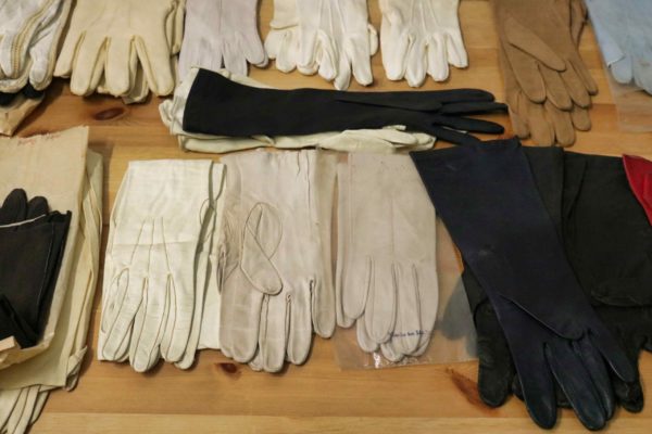 05 - 53.6_29 pairs of ladies vintage gloves_97609