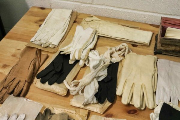 05 - 53.8_29 pairs of ladies vintage gloves_97609