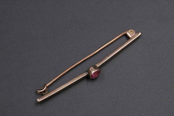 05 - 89.1_9CT Gold Tie Pin With Coloured Stone 1.9 Grams_95647
