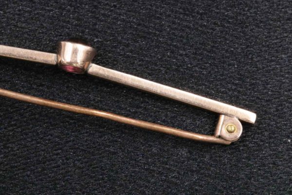 05 - 89.4_9CT Gold Tie Pin With Coloured Stone 1.9 Grams_95647