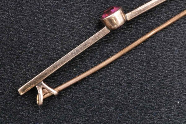 05 - 89.5_9CT Gold Tie Pin With Coloured Stone 1.9 Grams_95647