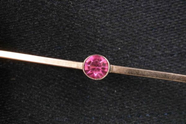 05 - 89.6_9CT Gold Tie Pin With Coloured Stone 1.9 Grams_95647