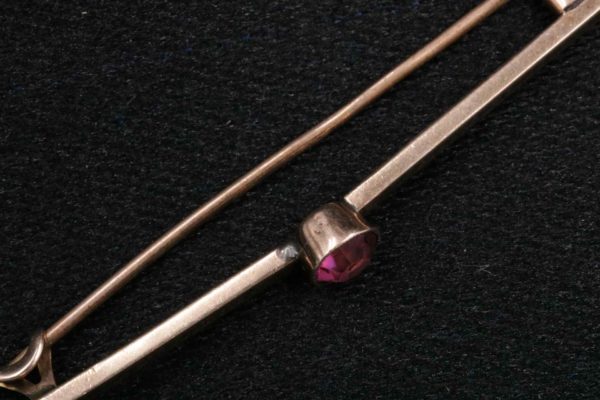 05 - 89.8_9CT Gold Tie Pin With Coloured Stone 1.9 Grams_95647