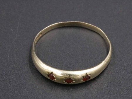 05 - 96.1_9CT Gold Ring with 3 Small Garnets_95654
