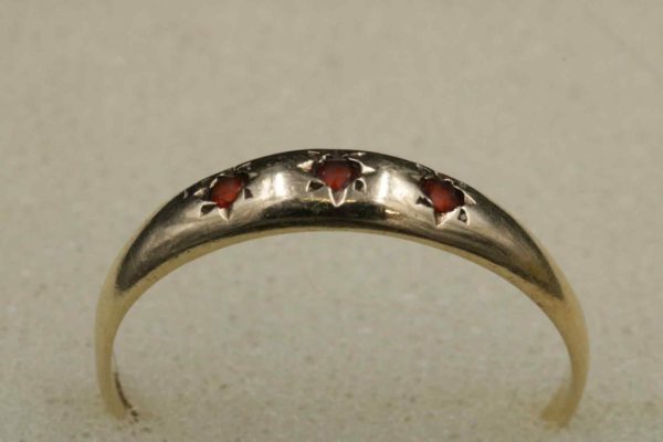 05 - 96.6_9CT Gold Ring with 3 Small Garnets_95654